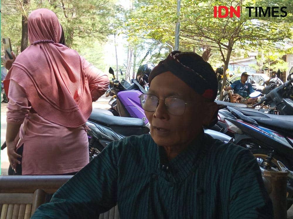 Pembina Kelompok Sadar Wisata (Pokdarwis) Pantai Goa Cemara, Sadiyo.(IDN Times/Daruwaskita)