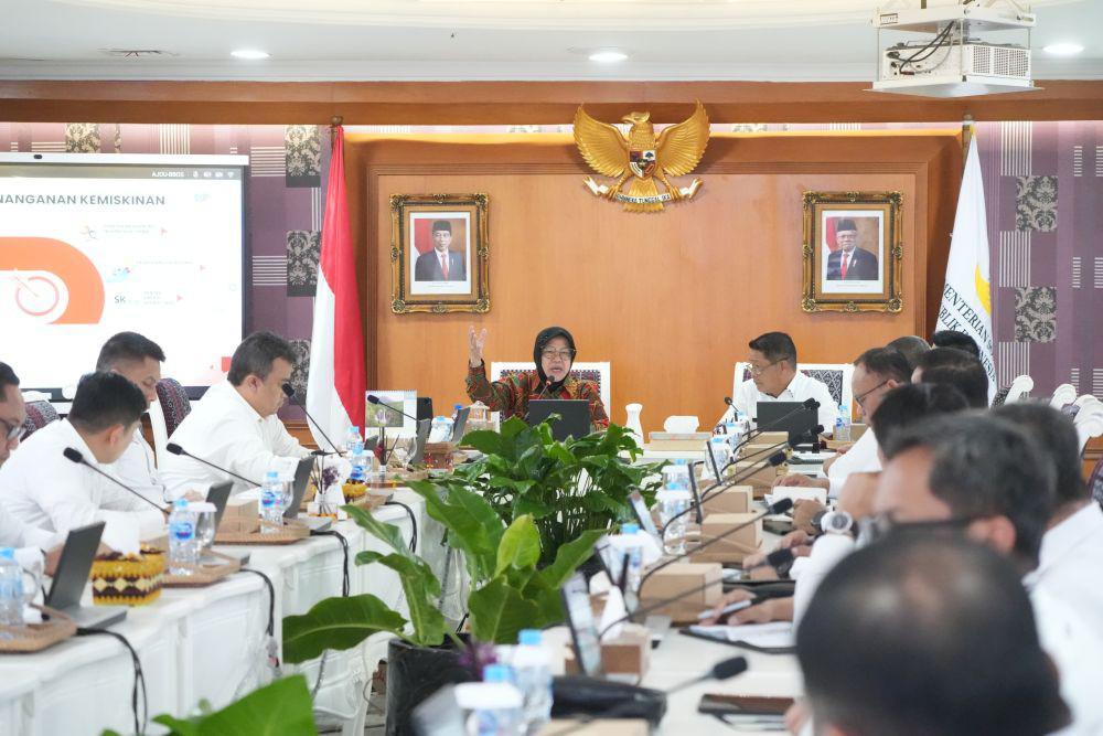 Risma Pamer Strategi Kemensos Atasi Kemiskinan di Depan Puluhan Polisi