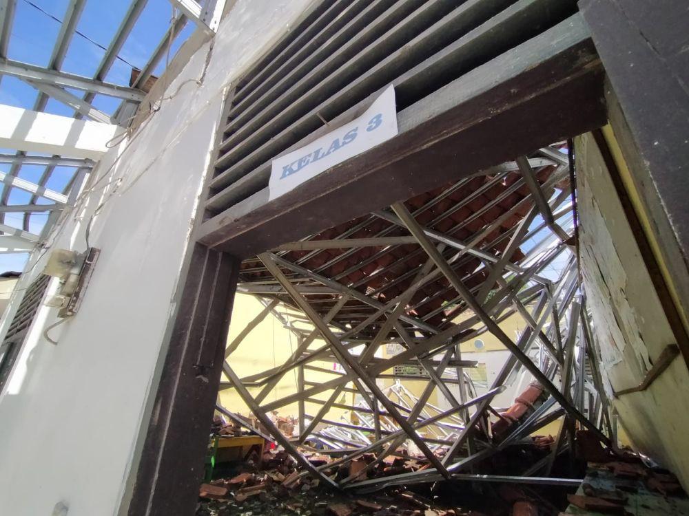 Diguyur Hujan dan Angin, 4 Ruangan SDN Sukadana Indramayu Roboh