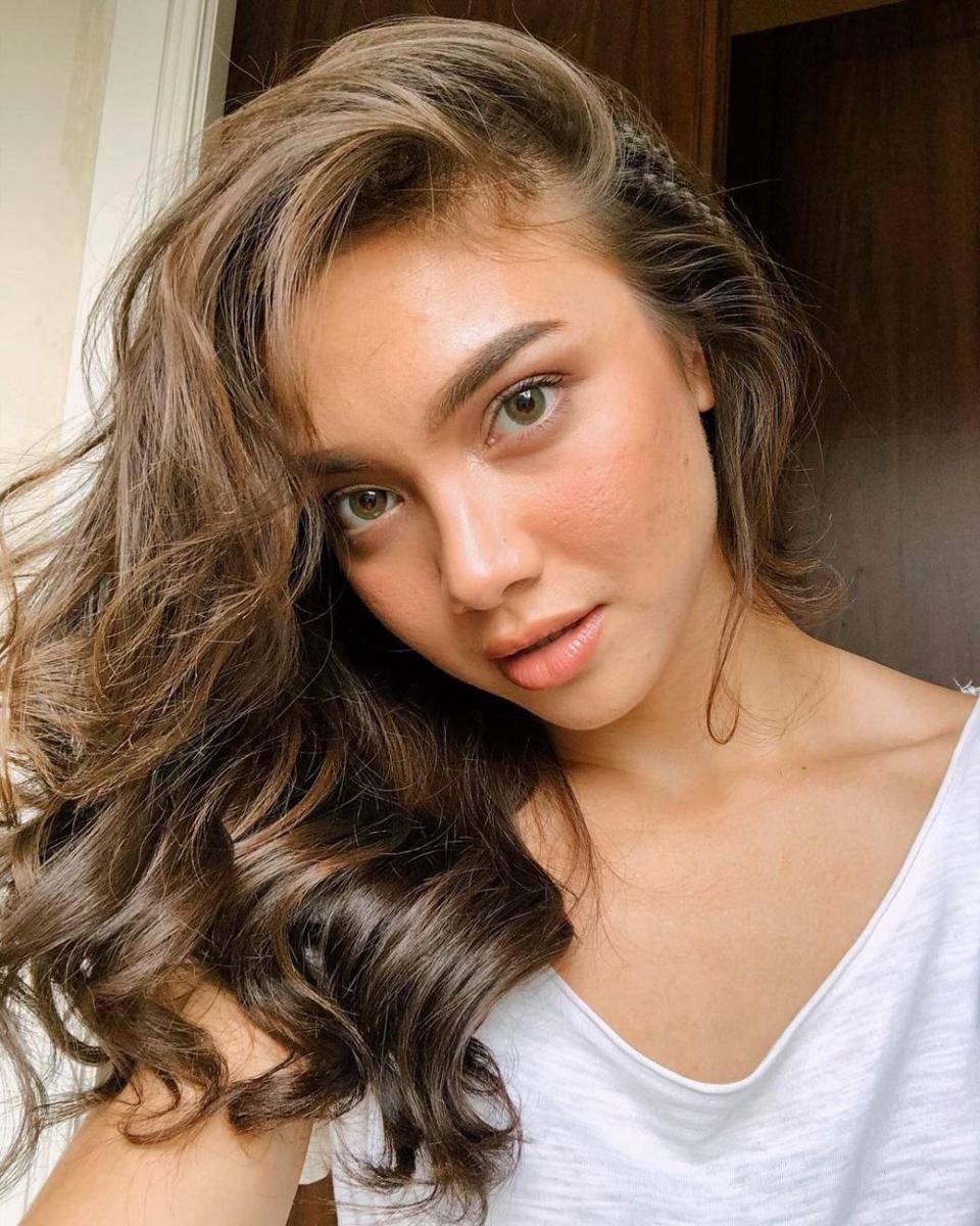 gaya makeup ala Angela Gilsha (instagram.com/angelagilsha)
