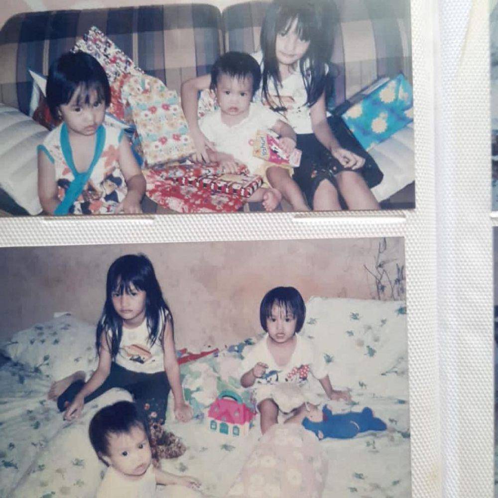 Potret masa kecil Xaviera bersama kedua kakanyanya (Instagram.com/xavieraaputri)