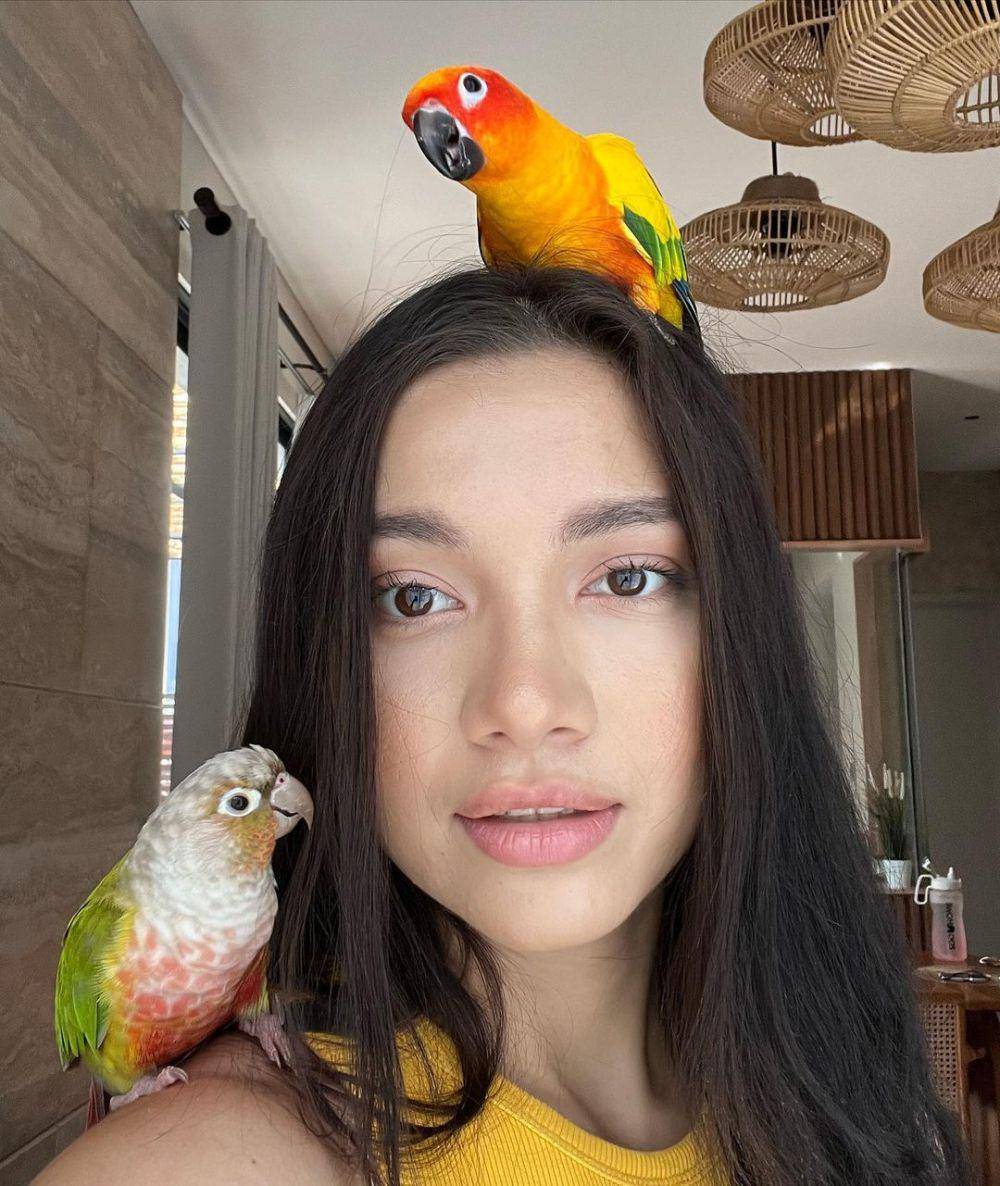 gaya makeup ala Angela Gilsha (instagram.com/angelagilsha)
