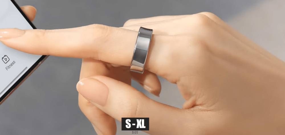 Gambaran Galaxy Ring jika dikenakan pada jari pengguna (youtube.com/TechTalkTV)
