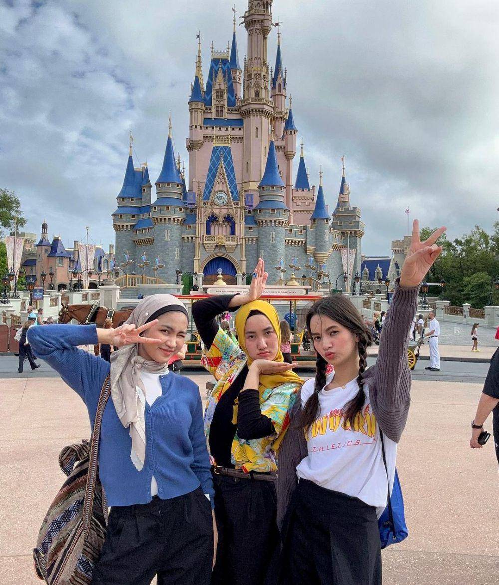 Xaviera dan dua saudaranya di Disneyland (Instagram/Xavieraaputri)