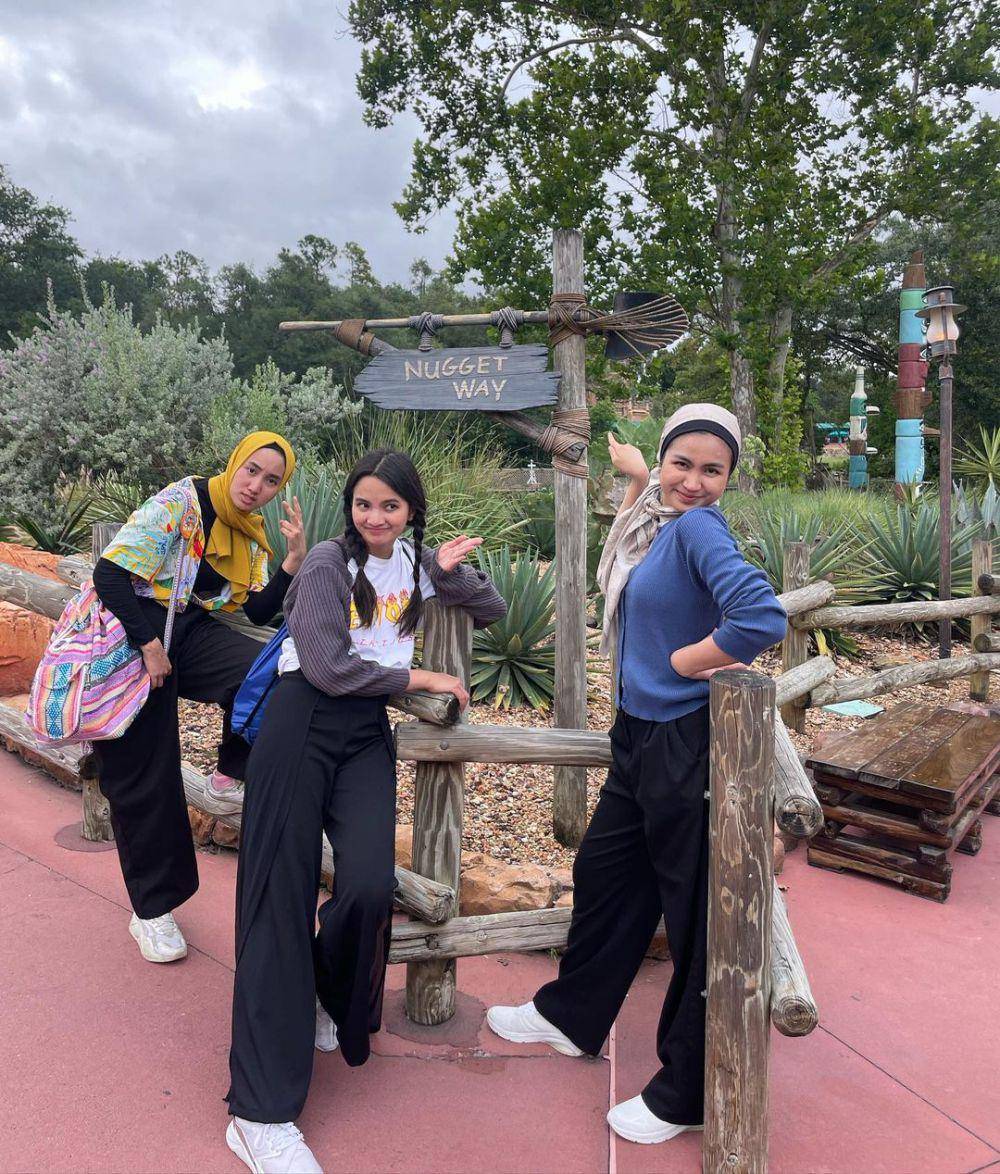 Xaviera dan dua saudaranya di Disneyland (Instagram/Xavieraaputri)