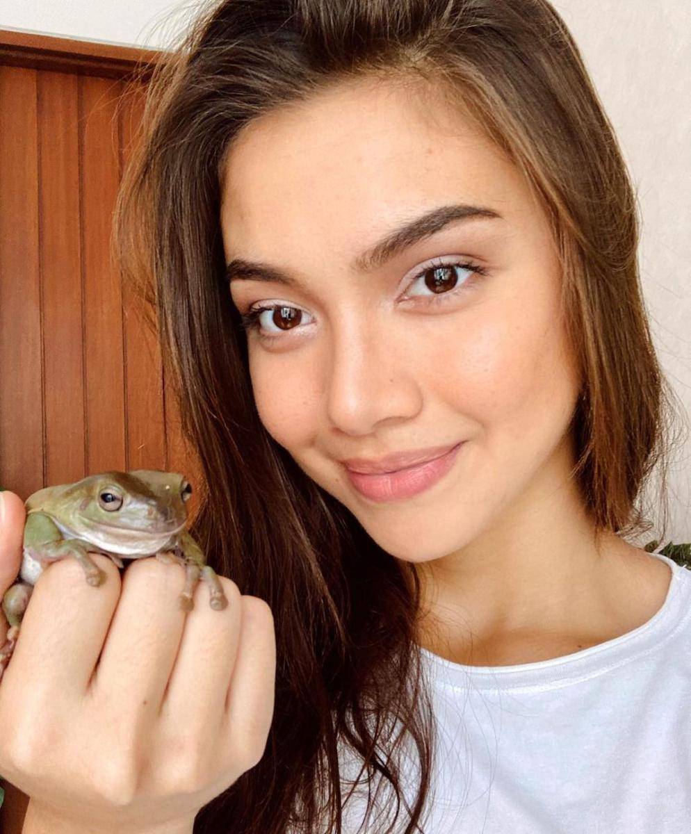 gaya makeup ala Angela Gilsha (instagram.com/angelagilsha)