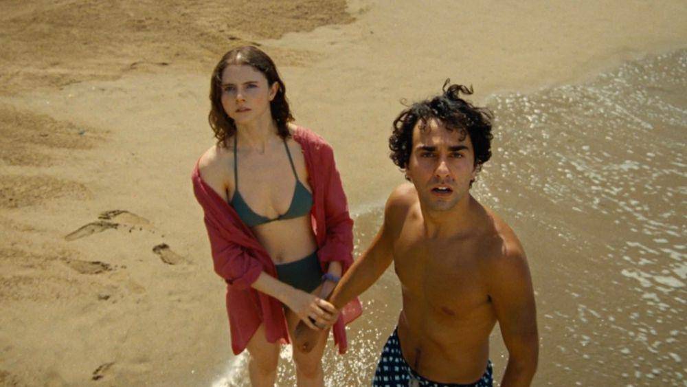 Thomasin McKenzie dan Alex Wolff dalam film Old. (dok. Universal Pictures/Old)