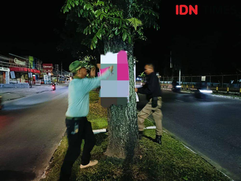 Operasi Penertiban Poster dan Iklan di Kota Padang. Doc. IDN Times