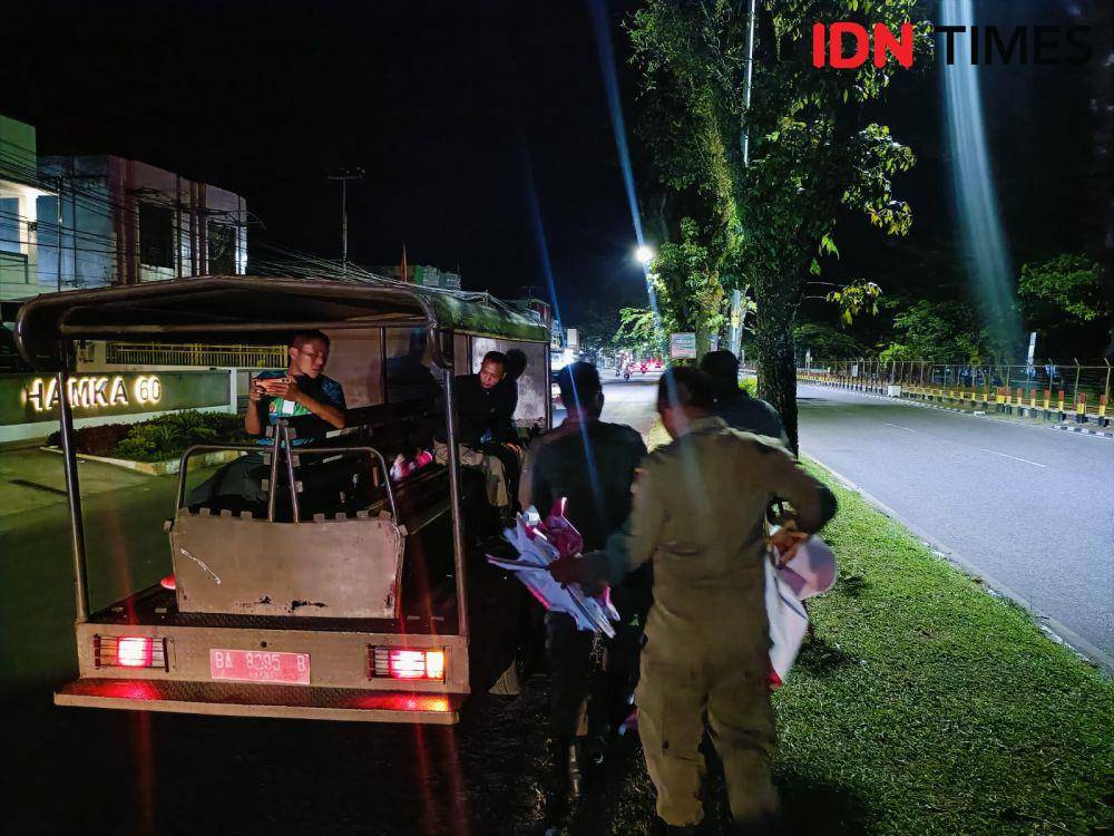 Operasi Penertiban Poster dan Iklan di Kota Padang. Doc. IDN Times