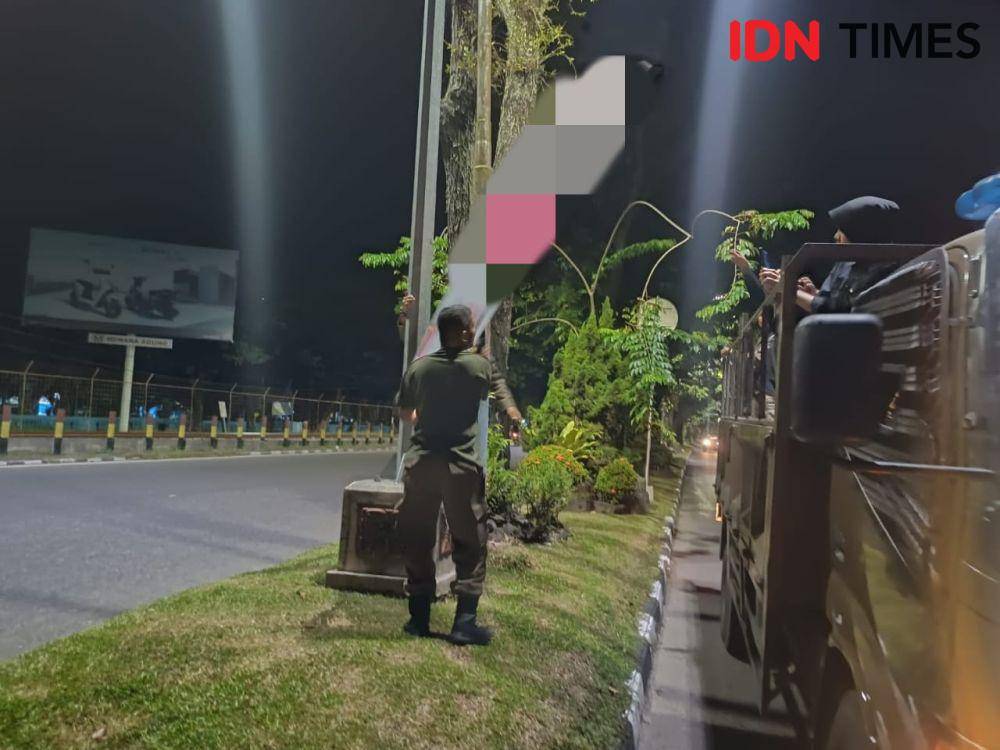 Operasi Penertiban Poster dan Iklan di Kota Padang. Doc. IDN Times
