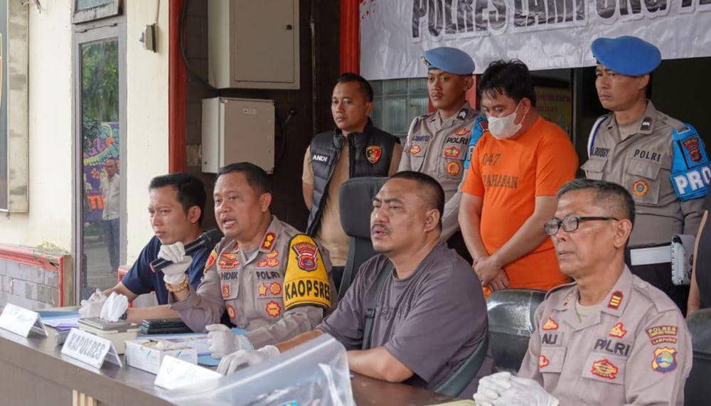 Konferensi pers di Mapolres Lampung Selatan terkait warga meninggal dunia akibat peluru nyasar ditembak dari senjata api milik Anggota DPRD, Minggu (7/7/2024) siang. (Dok. Polres Lampung Tengah).