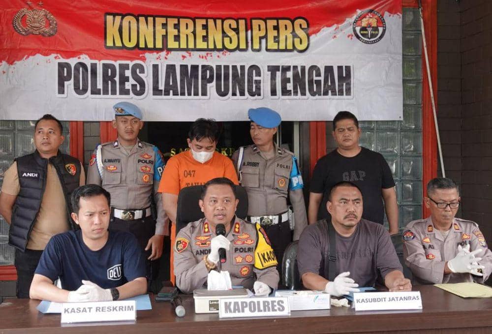 Konferensi pers di Mapolres Lampung Selatan terkait warga meninggal dunia akibat peluru nyasar ditembak dari senjata api milik Anggota DPRD, Minggu (7/7/2024) siang. (Dok. Polres Lampung Tengah).