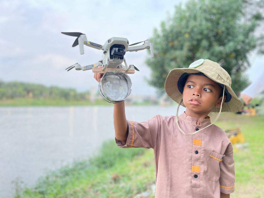 Aktivis Detektif Sungai menerbangkan Drone Mikroplastik alias Domik. (Dok. Ecoton)