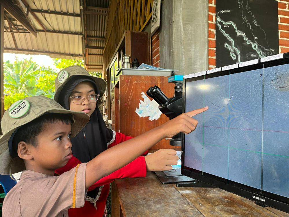 Aktivis Detektif Sungai melihat pencemaran Mikroplastik. (Dok. Ecoton)