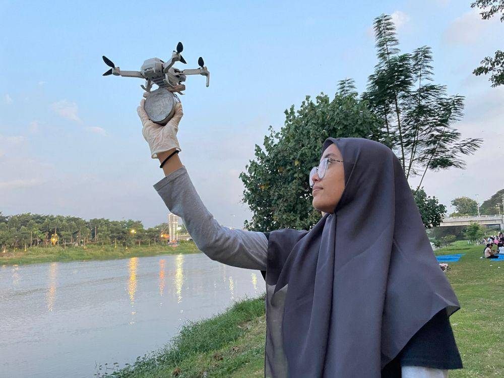 Aktivis Detektif Sungai menerbangkan Drone Mikroplastik alias Domik. (Dok. Ecoton)