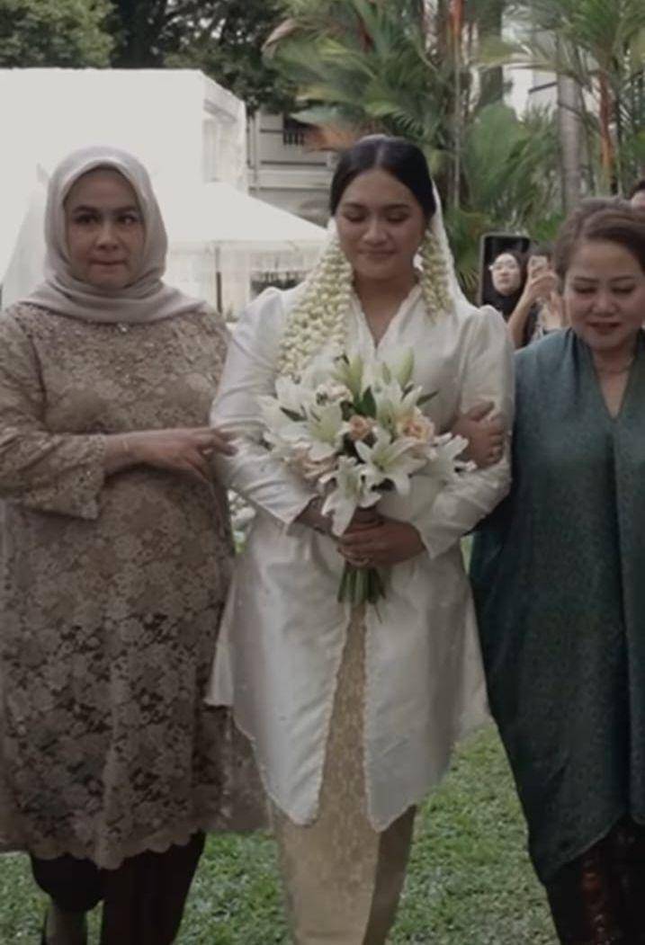 Pernikahan Bilal Indrajaya dan Mayafiryal Sochmarisanda. (Instagram.com/janur.wedding)