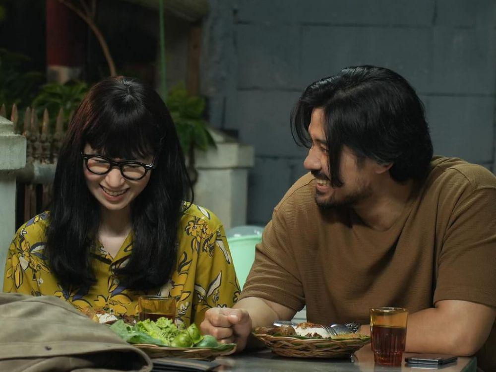 7 Potret Laura Basuki dan Chicco Jerikho dalam Film Heartbreak Motel