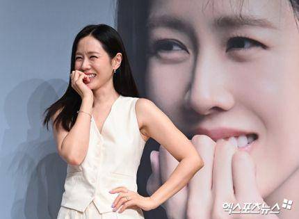 potret Son Ye Jin dalam konferensi pers BIFAN 2024 (dok. Xsport News)