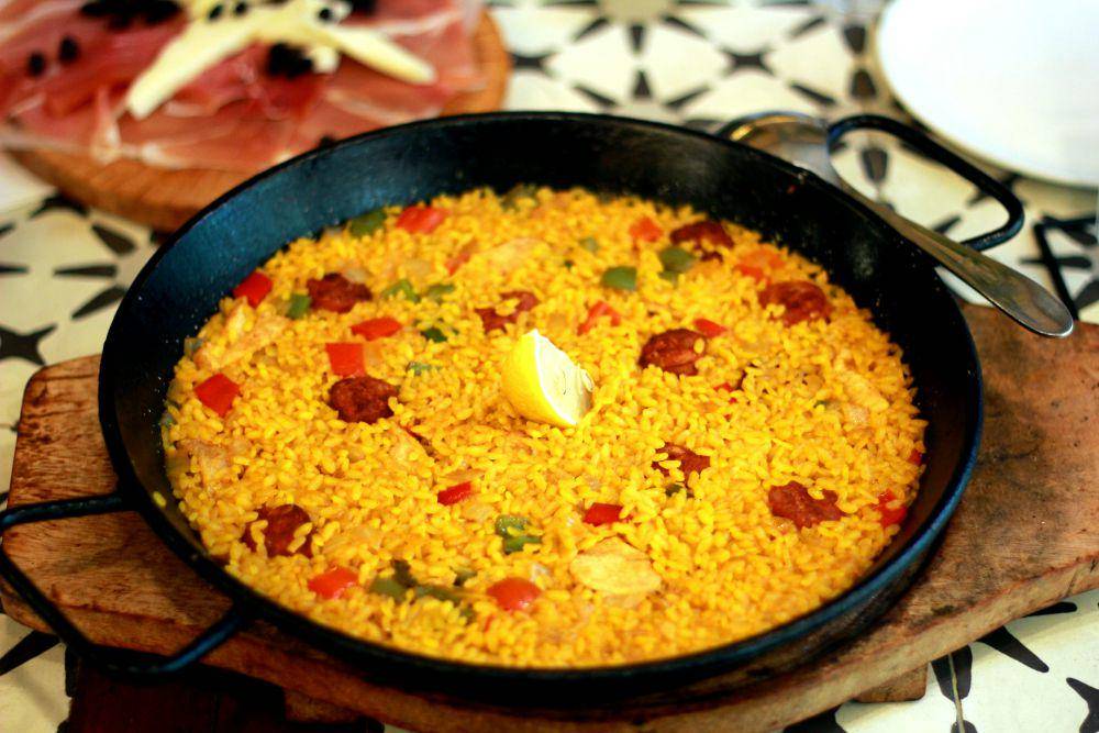 ilustrasi wajan paella (unsplash.com/Antonio Castellano)