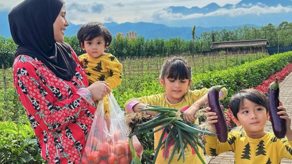 8 Momen Ryana Dea dan Keluarga Panen Sayuran di Kebun, Anak-Anak Heboh