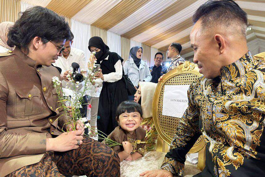 potret Gen Halilintar di acara tedak siten Azura (instagram.com/genhalilintar)