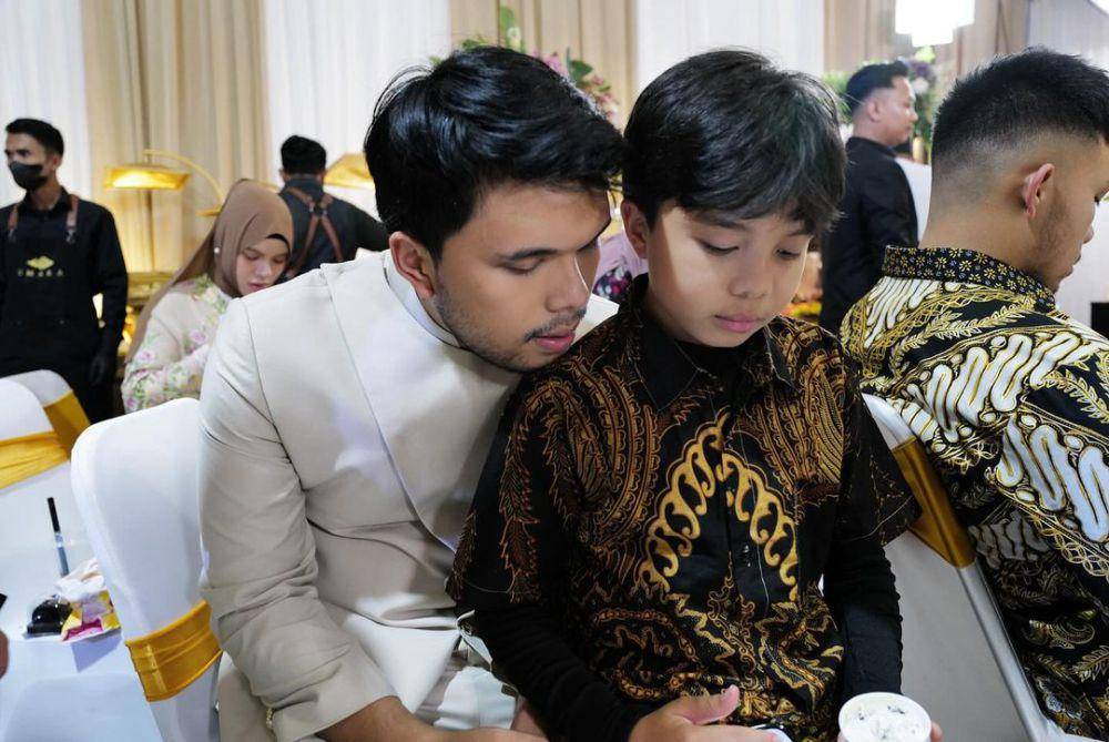 potret Gen Halilintar di acara tedak siten Azura (instagram.com/genhalilintar)