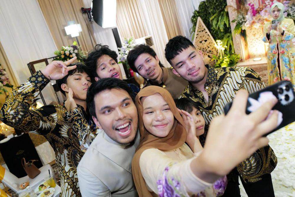potret Gen Halilintar di acara tedak siten Azura (instagram.com/genhalilintar)