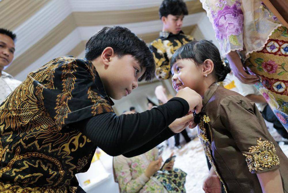 potret Gen Halilintar di acara tedak siten Azura (instagram.com/genhalilintar)