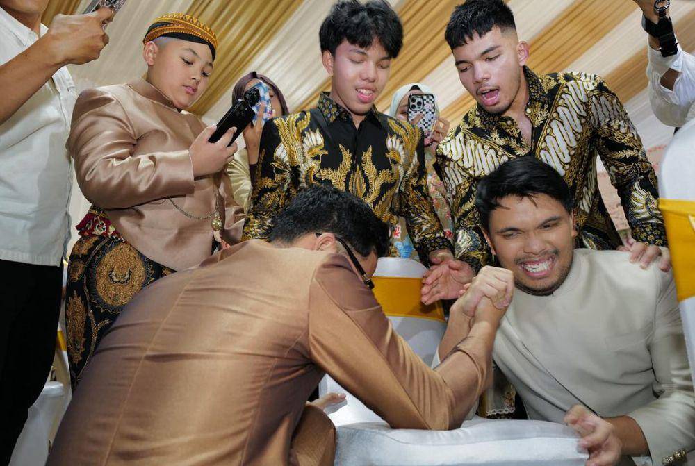 potret Gen Halilintar di acara tedak siten Azura (instagram.com/genhalilintar)
