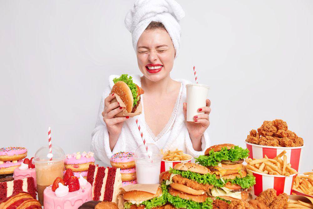 ilustrasi orang makan berlebihan (freepik.com/wayhomestudio)
