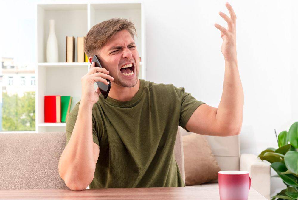 Ilustrasi orang sedang marah di telepon (freepik.com/stockking)