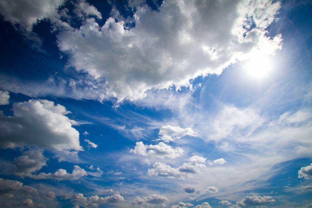 Ilustrasi langit biru berawan (pixabay.com/nikolayfrolochkin)
