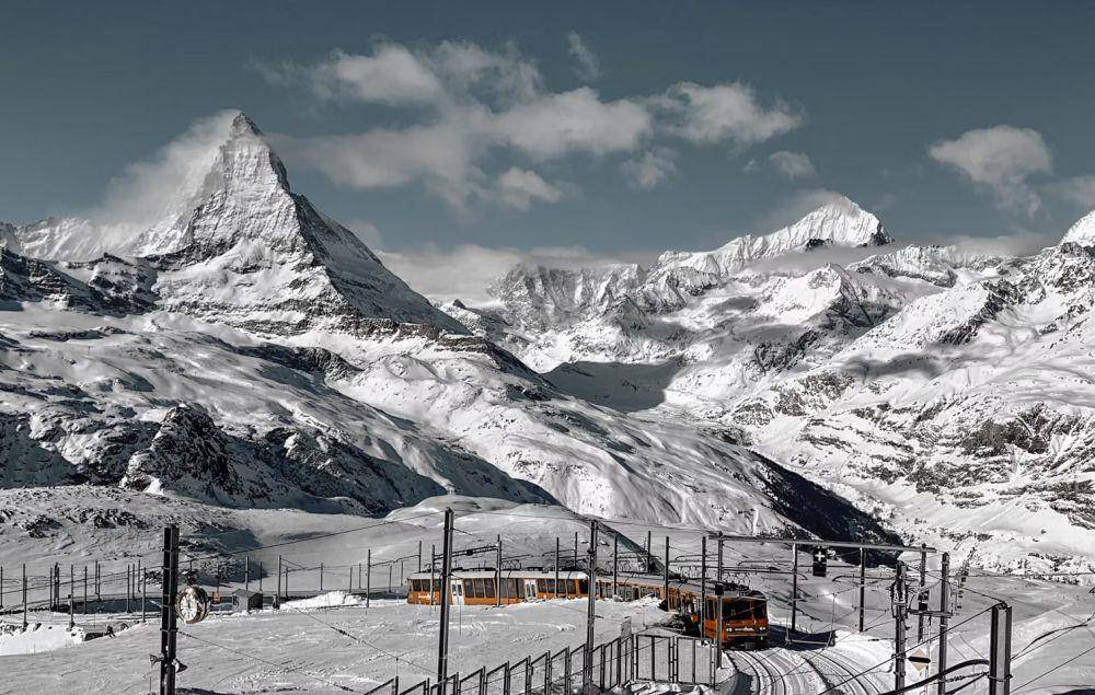 ilustrasi Swiss Alps (unsplash.com/Victor He)