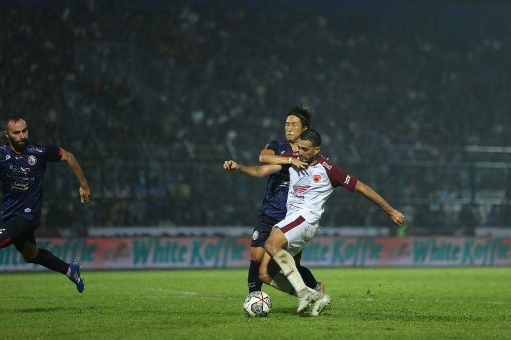 Striker PSM Makassar Everton Nascimento (kanan) berusaha melewati hadangan gelandang Arema FC Renshi Yamaguchi (kiri) dalam laga Grup D Piala Presiden 2022 di Stadion Kanjuruhan Kab. Malang, Sabtu 11 Juni 2022. (PialaPresiden.id)