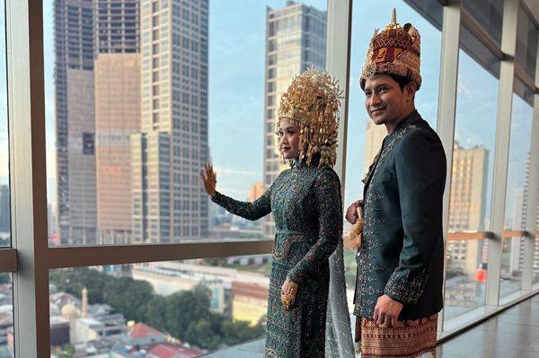 8 Potret Meriah Resepsi Pernikahan Chand Kelvin dan Dea Sahirah