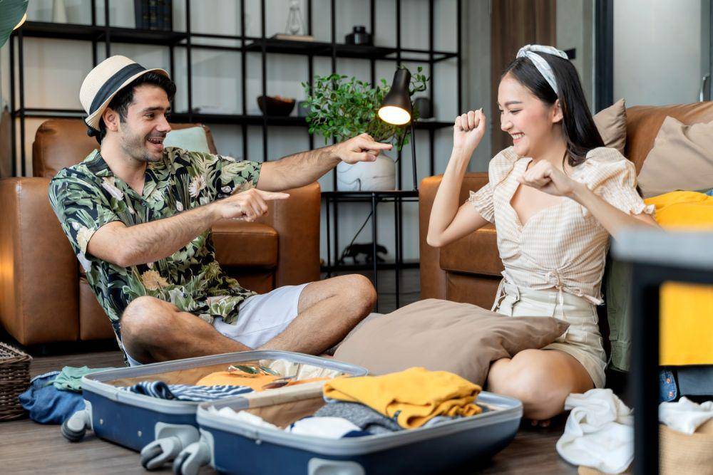 Ilustrasi pasangan packing pakaian (freepik.com/Lifestylememory)