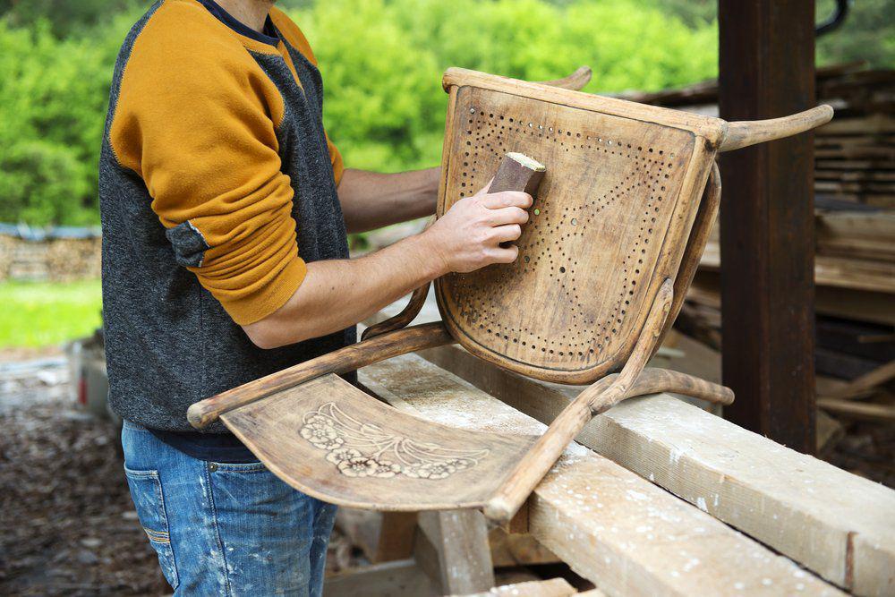 7 Tips Restorasi Furnitur Antik, Jangan Dibuang!