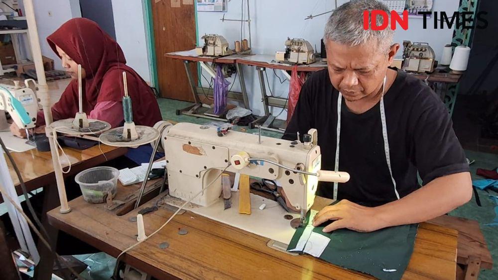 Para Penjahit di Magetan Kebanjiran Pesanan Seragam Sekolah
