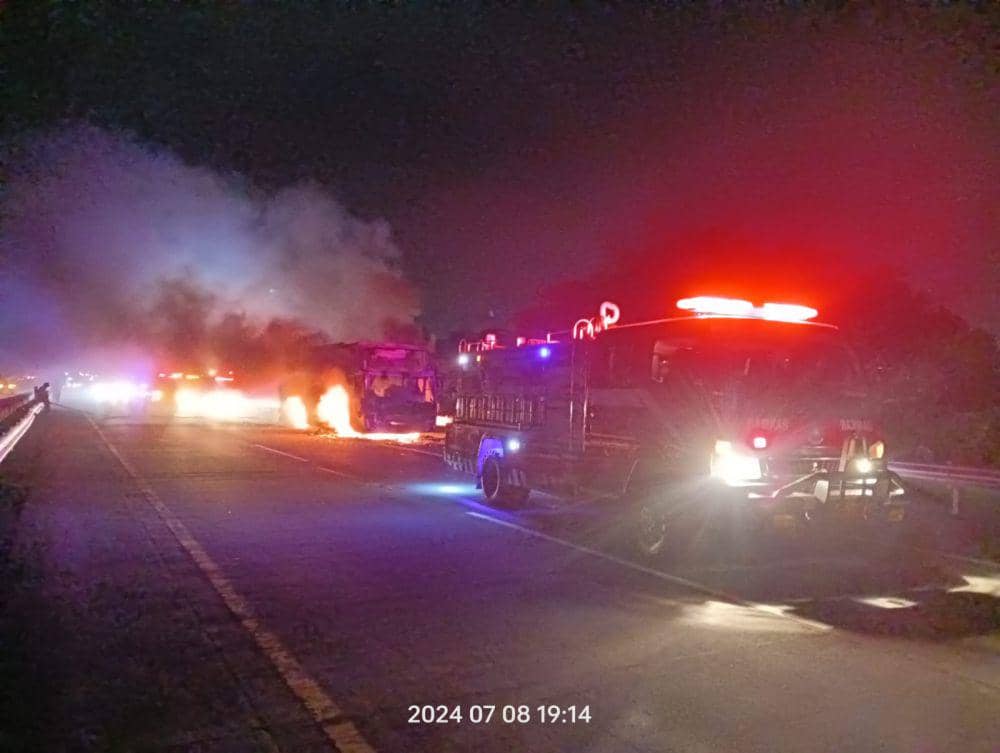 Bus Gunung Harta Terbakar di KM 685 Tol Jombang