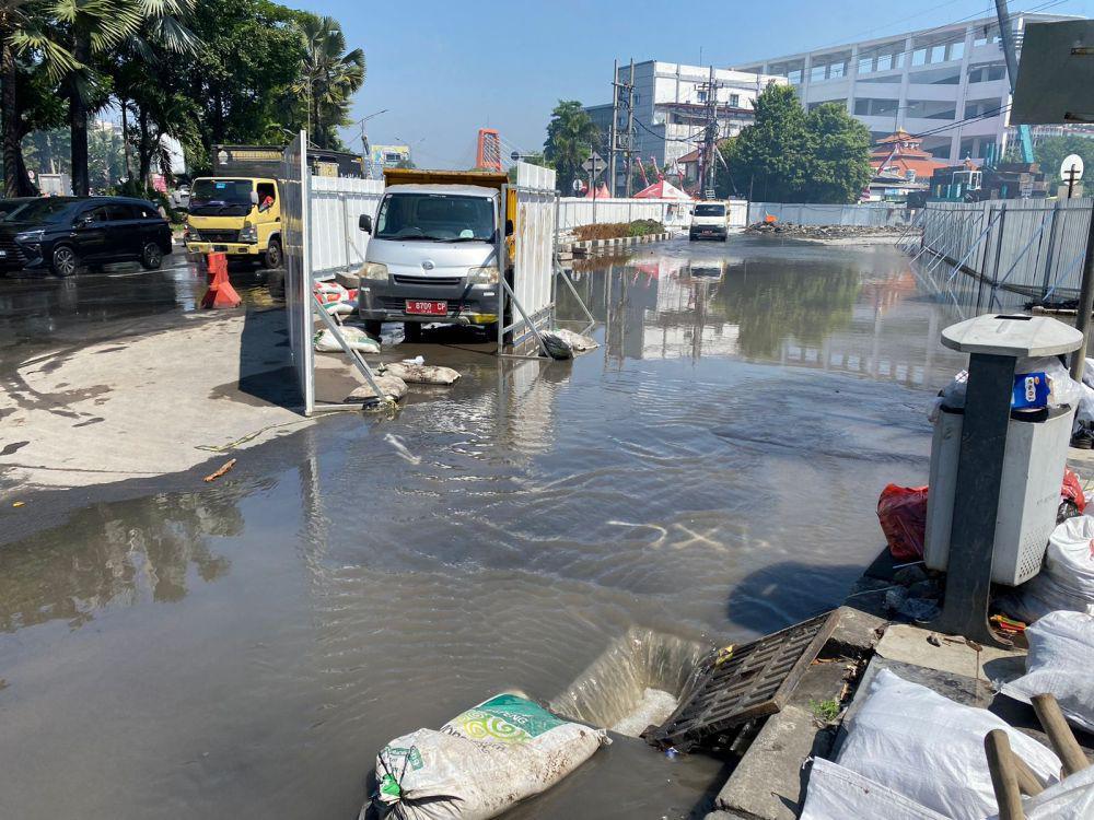Jalan Joyoboyo Jadi Seperti Kolam Pasca Pipa PDAM Bocor