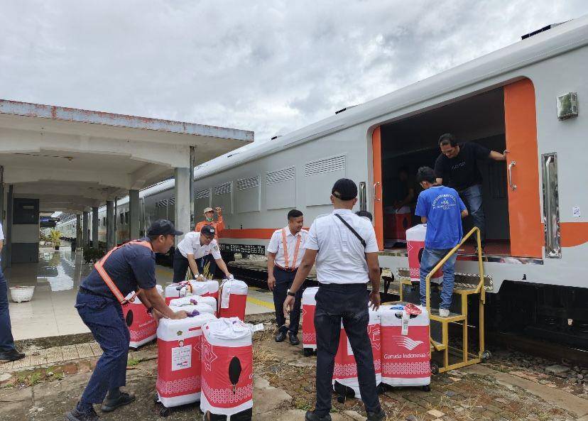 Rombongan jemaah Haji kembali menggunakan kereta api, kali ini untuk pulang ke asal (Dok. Humas PT. KAI Divre I)
