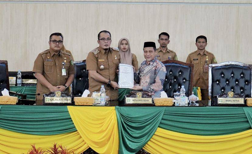 Wakil Wali Kota Medan, Aulia Rachman menerima hasil penjelasan Ranperda DPRD Kota Medan tentang pengelolaan persampahan (Dok. Diskominfo Medan)