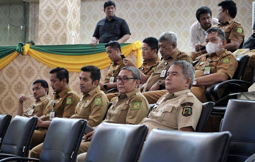 Wakil Wali Kota Medan, Aulia Rachman menerima hasil penjelasan Ranperda DPRD Kota Medan tentang pengelolaan persampahan (Dok. Diskominfo Medan)