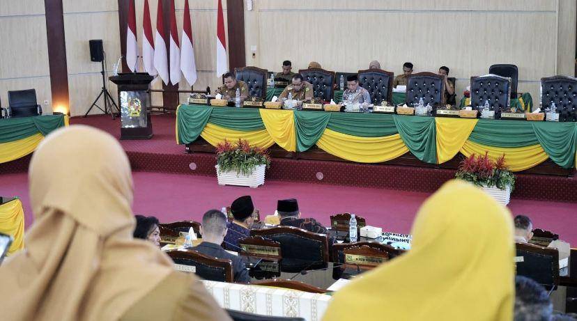 Wakil Wali Kota Medan, Aulia Rachman menerima hasil penjelasan Ranperda DPRD Kota Medan tentang pengelolaan persampahan (Dok. Diskominfo Medan)