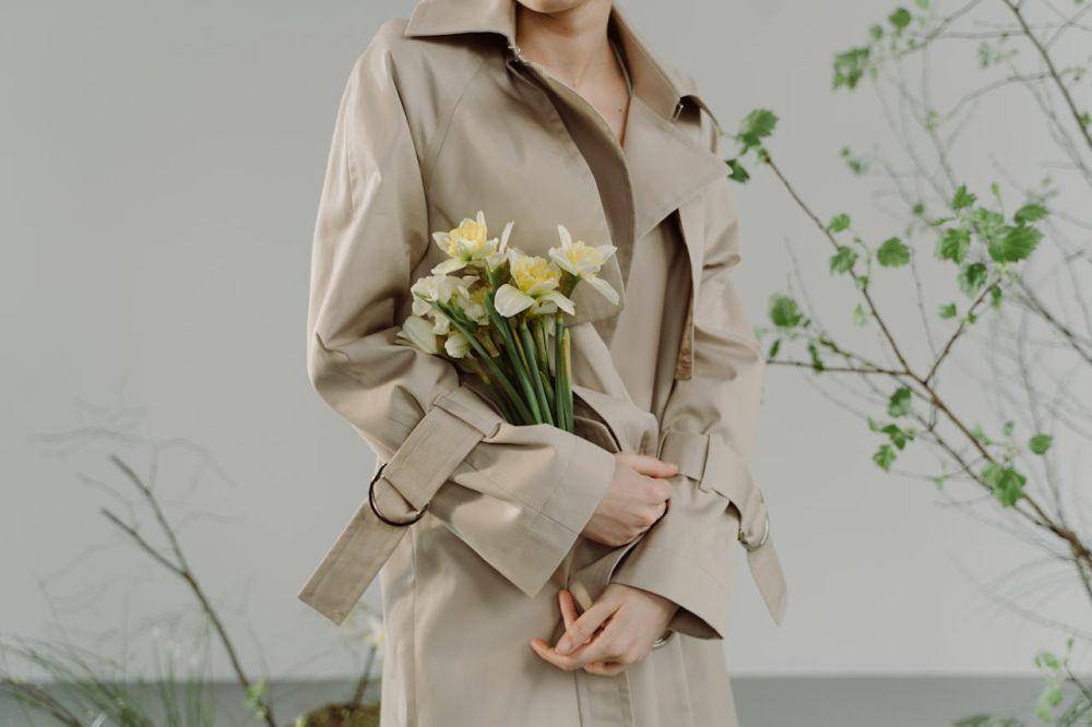 ilustrasi trench coat (pexels.com/cottonbro studio)