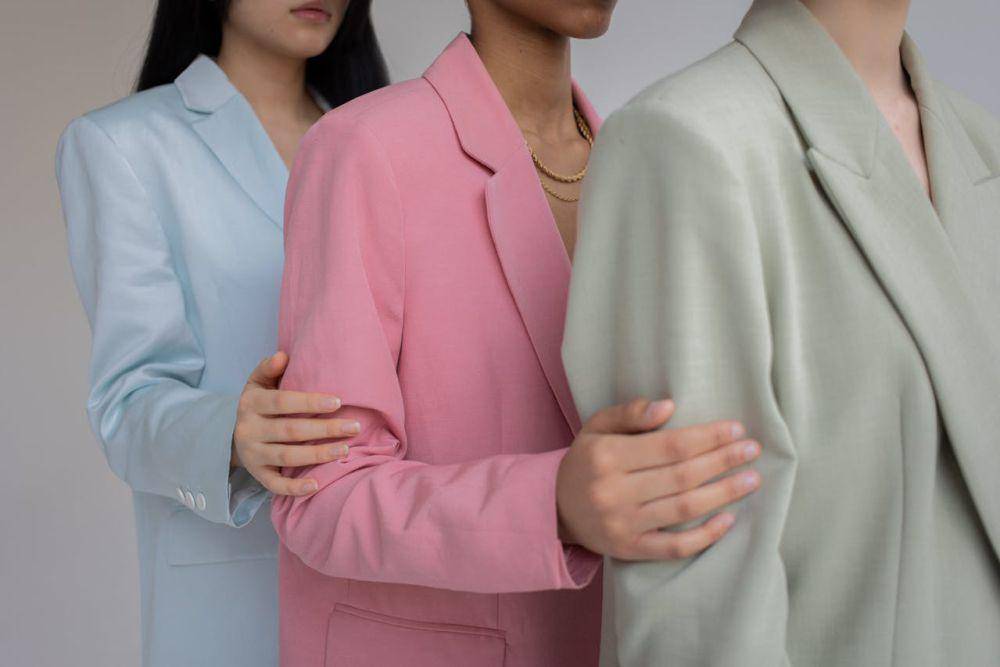 ilustrasi blazer warna-warni (pexels.com/Monstera Production)