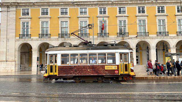 ilustrasi tram (pexels.com/Hervé Piglowski)