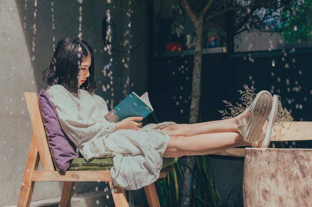 ilustrasi perempuan membaca buku (pexels.com/Min An)