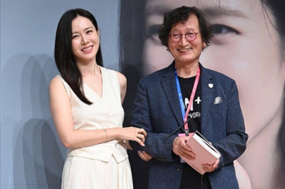 potret Son Ye Jin dalam konferensi pers BIFAN 2024 (dok. Xsport News)