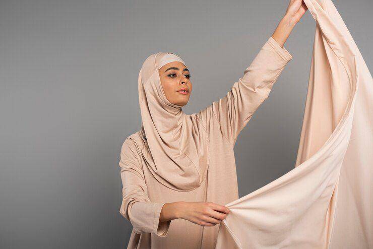 ilustrasi wanita memegang pashmina (freepik.com/freepik)